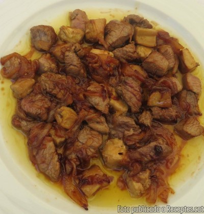 Daus de filet de vedella al foie amb ceba dauradeta